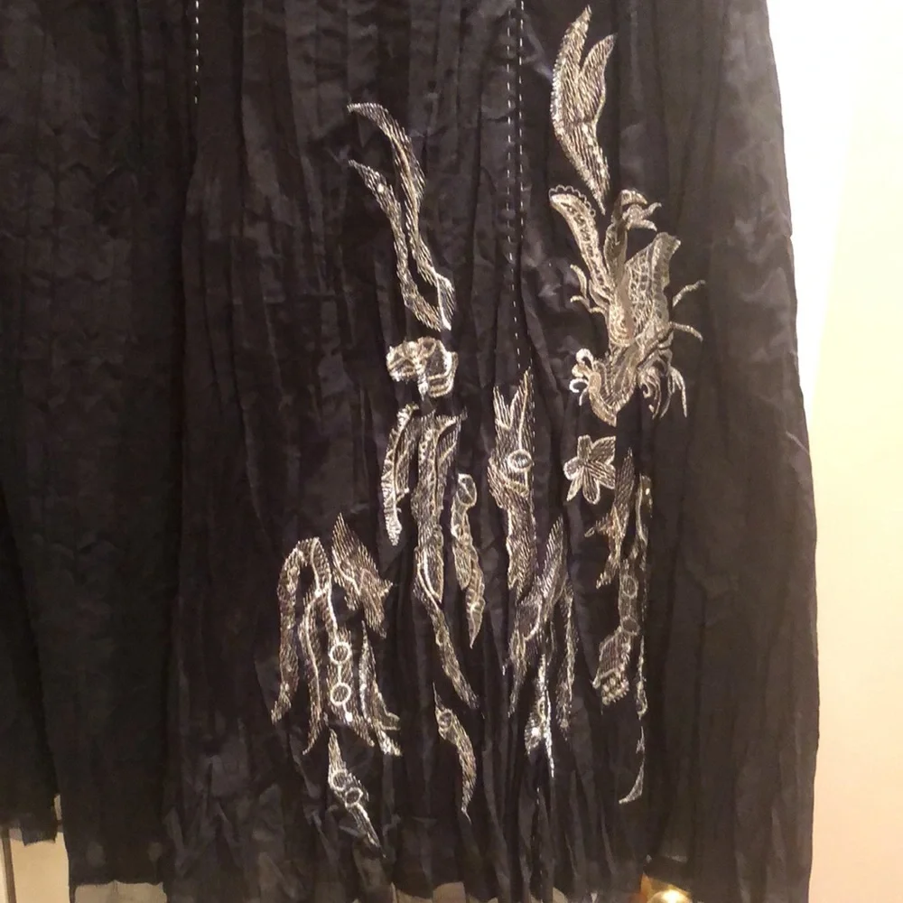Elegant Black Skirt with Silver Embroidery - Picture 3 of 5